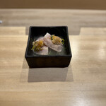 恵比寿 鮨 はつめ - ぶりの湯引き 瞬間燻製