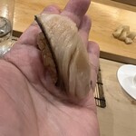 鮨 しゅん輔 - 鰆を藁で燻しました