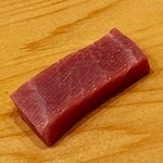 鮨 しゅん輔 - 高岡氏が中トロの柵を斬りつけていたところ、となりのご常連の爺様がトリミングした端っこを見て『それが食べたい』と呟きます。これあそのお裾分け