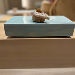 恵比寿 鮨 はつめ - カマス 炙り 握り 玉ねぎ醤油