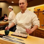 鮨 しゅん輔 - ボタン海老を手に取る高岡氏