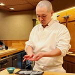 鮨 しゅん輔 - 墨烏賊を握る高岡氏