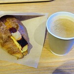 ジャムおばさんのスイーツ工房Rita - 料理写真:「クロワッサンカタラーナレインボー」600円
「コーヒー（HOT）」500円