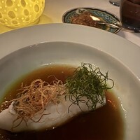 広東料理 センス - 沖縄産　尾長鯛の葱生姜蒸し　九条葱オイルと魚汁