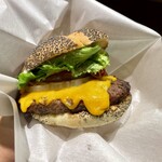 クア・アイナ - 厚切りチーズベーコンバーガー、カイザーロール、パティサイズアップ