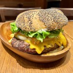 クア・アイナ - 厚切りチーズベーコンバーガー、カイザーロール、パティサイズアップ