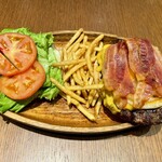 クア・アイナ - 厚切りチーズベーコンバーガーセット、カイザーロール、パティサイズアップ