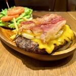 クア・アイナ - 厚切りチーズベーコンバーガーセット、カイザーロール、パティサイズアップ