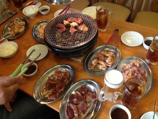 Torishin Toriyakishokudou - ○こだわりの厳選された四万十鶏：ももは、やわらくジューシーな味わいです。若鶏は、もも肉と、むね肉のミックスで、むね肉は繊維質でササミの食感に似てます。親鶏は、身がしまっており、噛めば噛むほど味がでます。歯ごたえが欲しい人には、オススメです。是非、こだわりの鶏肉を特製味噌ダレでお召し上がりください♪