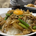 中国北方料理 知味観 - スタミナ豚丼　玉ねぎ、にんにくの芽が美味い