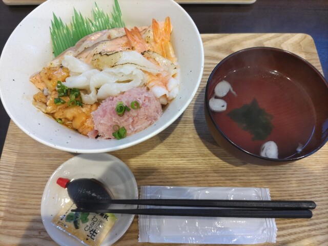 魚丼 秋田上飯島店（うおどん） - 上飯島（海鮮丼）の写真