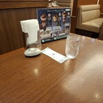 ロイヤルホスト - お冷とおしぼりです。