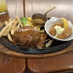 ロイヤルホスト - 黒✕黒ハンバーグに、ブラウンバターソースをかけたものです。