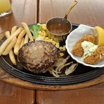 ロイヤルホスト - 黒✕黒ハンバーグと、牡蠣フライの組み合わせです。