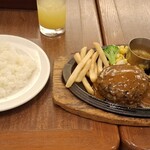 ロイヤルホスト - 黒✕黒ハンバーグと牡蠣フライの組み合わせの黒✕黒ハンバーグに、ブラウンバターソースをかけたものとライスです。