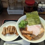 自家製麺 らぁ麺はち - 魚粉ラーメン、メンマトッピング♪