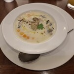 ロイヤルホスト - 牡蠣のクラムチャウダーです。牡蠣とホワイトソースの濃厚な旨味が、病みつきになりました。