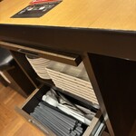 焼肉きんぐ 名古屋上飯田店 - お箸・皿は、席の端っこに有ります