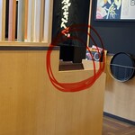 焼肉きんぐ 名古屋上飯田店 - 爪楊枝・醤油…は、テーブル列の1番端に有ります