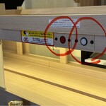 焼肉きんぐ 名古屋上飯田店 - 右側の白ボタンが点灯すると、品物来るよー、
      左側の赤ボタンは、返却ボタンです
      ランプの上のレーンに食べ物が、
      ランプの下のレーンに飲み物が来ます