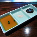 アリババ - 黒胡椒と黒胡麻のソース、瀬戸内海の塩、さっぱりポン酢