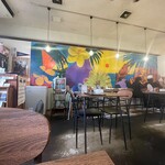 あさからひるごはん - 南国らしい壁画。