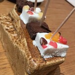 BATIDA - ひとくちケーキ。手前の白いケーキは、鹿児島のシロクマを高級にしたやつで、めちゃくちゃ美味しいです。