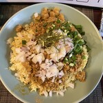 カリー・ザ・ハードコア - ネギ、玉ねぎ、海苔、福神漬け等色々な具材が載っている