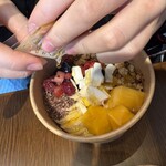 クアアイナ イオンレイクタウン店 - アサイーボウルにはお好みではちみつを