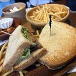 クアアイナ イオンレイクタウン店 - お皿の下に包み紙あります