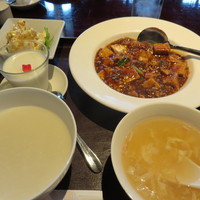 過門香 赤坂溜池山王店 - マーボー、エビマヨ、おかゆ、スープの定食