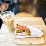 AKHA AMA COFFEE KAGURAZAKA - タイスタイルアイスコーヒーとサンドウィッチ