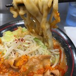 麺創研 紅 - 紅ラーメン980円+辛味噌50円。麺は二郎系のワシワシ200g