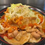 麺創研 紅 - 野菜は二郎系と同じで茹でもやし主体。短めで箸だと食べにくい