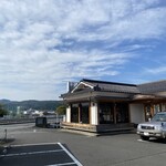 サカナテラス - 外観。駐車場は10台くらい停められる。下に降りると第二駐車場がある。