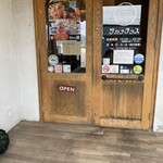 サカナテラス - 入り口。右が物販販売、左が飲食スペース。