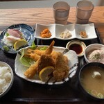 サカナテラス - 海老と鮭フライの定食2580円。ライスは小中大特大の4種から選べる。自分は中を注文。ややご飯量が足りませんでした。なんとも珍しいしば漬けタルタル(右中)が添えられてる。