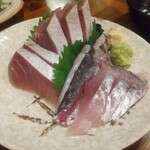 ごはん処 呑み処 ご褒美カロリ - アジ、ブリ刺身