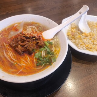四川料理・蘭州ラーメン 牛王_1