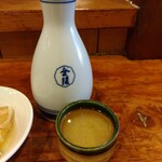 やき鳥三太郎 - 日本酒大徳利 930円(税込)(2025年9月8日撮影)