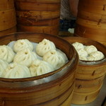 金温州餛飩大王 - 店頭で蒸します。