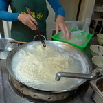 金温州餛飩大王 - 麺は鍋で丁寧に泳がせます。
