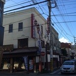 奥にパリー食堂。