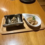 いざかや しん - 左⬅️がずわい蟹の和え物、右➡️がカンパチなどを使ったあら煮です(o^^o)