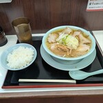 新橋ニューともちん - 中華そば＋中ライス（無料）