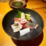 いざかや しん - 真上⬆️から時計回りの順に、シャコ、スジガツオ(ハガツオ)、水烏賊、太刀魚、カンパチです！ビジュアルもテイストも最高です！(o^^o)