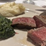 ベンジャミンステーキハウス KITTE大阪店 - ミディアムレア　店員さんの切り分けです