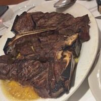 ベンジャミンステーキハウス KITTE大阪店 - 皿を傾けて余分な油を落としてました