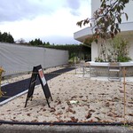 ホームメイドアップルパイmiy - 駐車場から道路を渡って校舎角を左に曲がった先にお店が