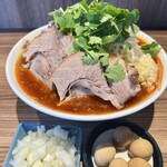 らーめん菊 - 限定『トムヤム』（1,450円）＋パクチー（100円）＋玉ねぎ（70円）＋味付けうずら（150円）、ニンニクコール